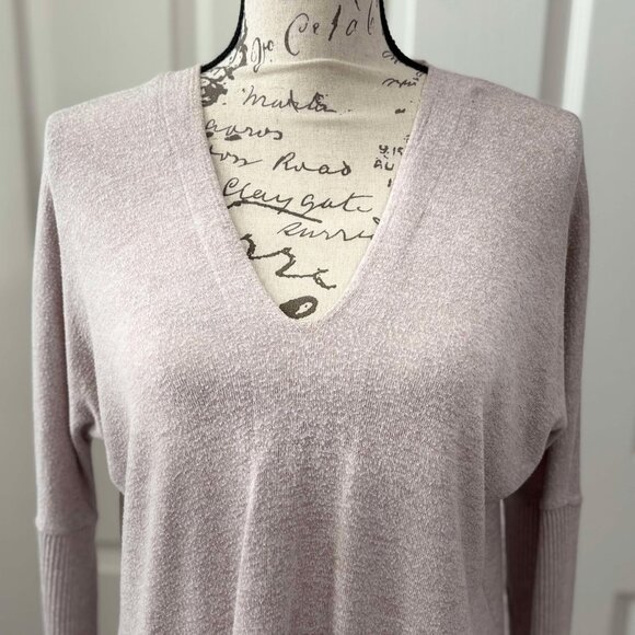 Pre-Loved Women's Long Pink V-Neck Top Measures 31" Long with Ribbed Sleeves - Picture 4 of 7